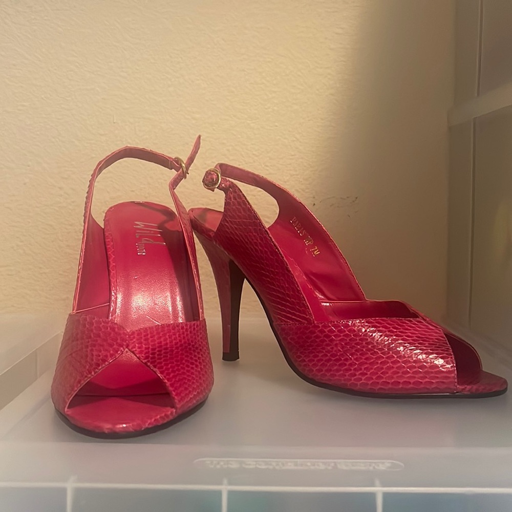 Size 7 fuchsia heeled peep toe sandals